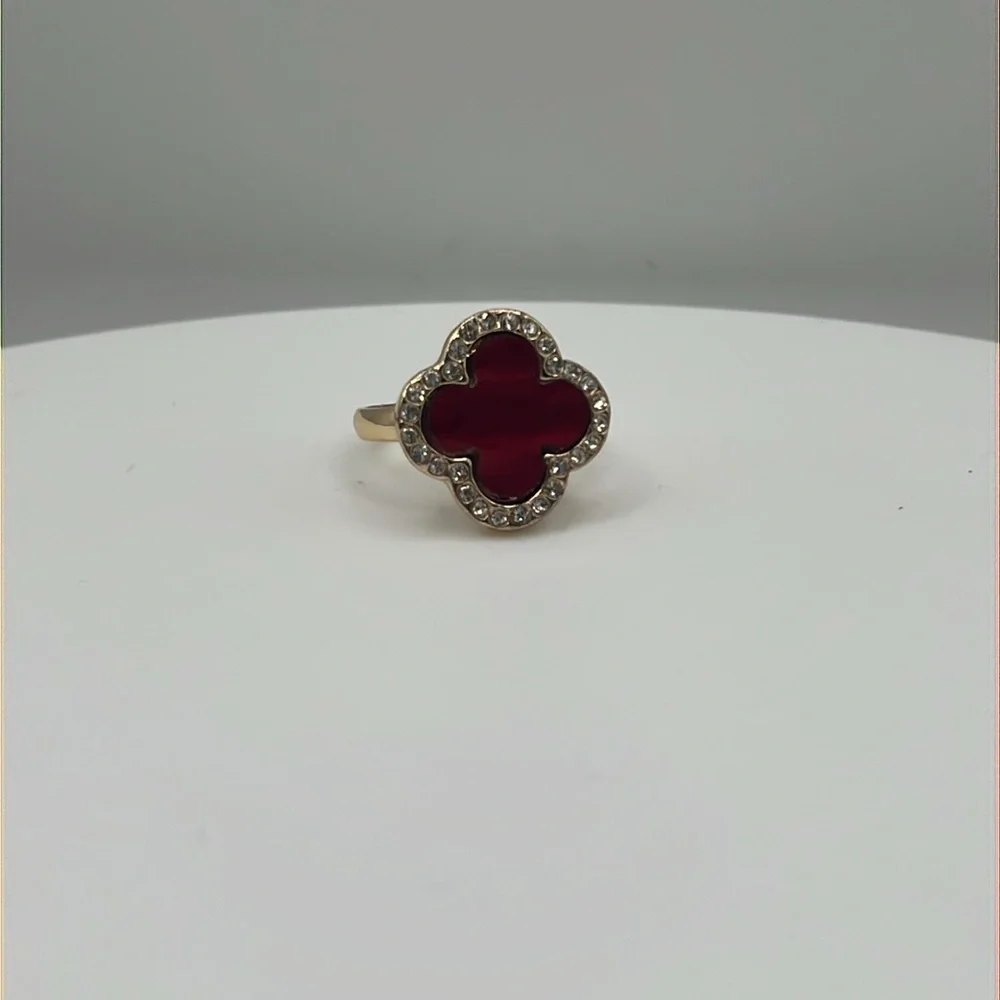 112. Elegant Marble Looking Clover Ring